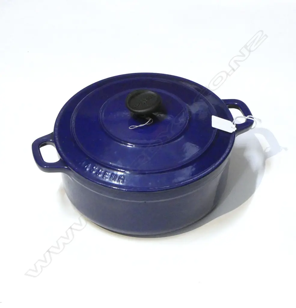 CHASSEUR BLUE ENAMEL CAST IRON LIDDED CASSEROLE 250mm dia Image 1++