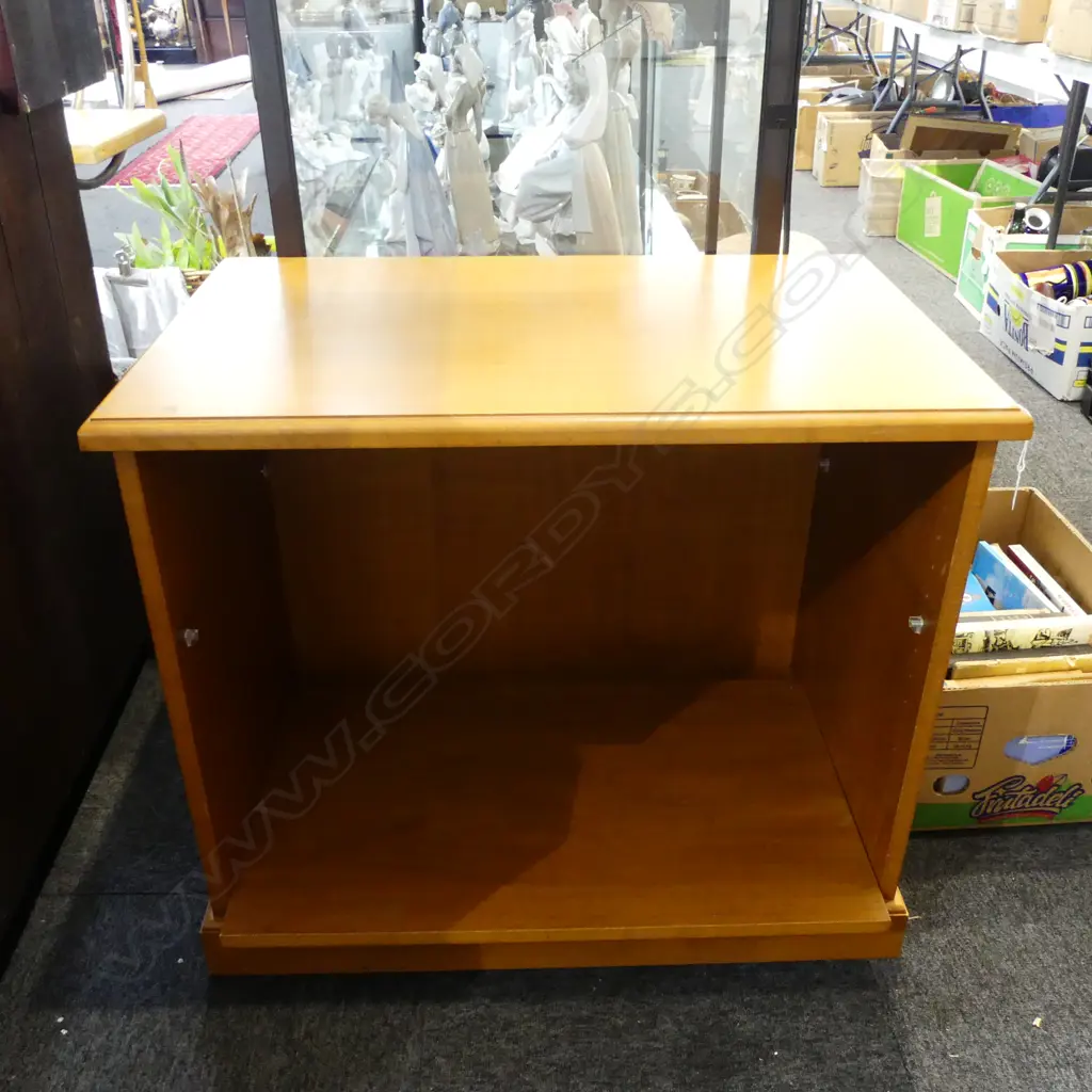 RIMU CABINET 780x490x675mm with single shelf Image 1++