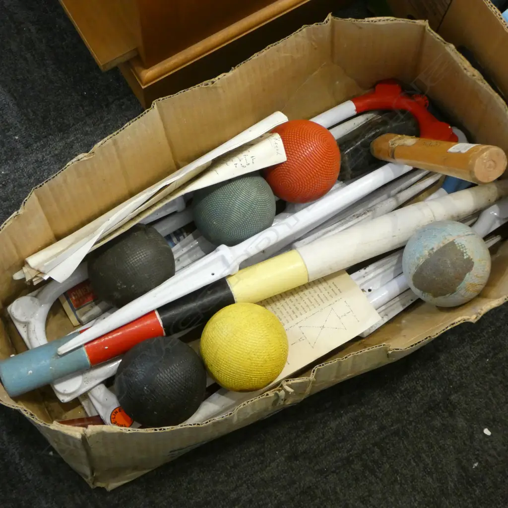 LAWN CROQUET SET INCL. 2 MALLETS L.980mm & NZ WHITE METAL 'TRUE-LINE' HOOPS - balls faulted Image 1++