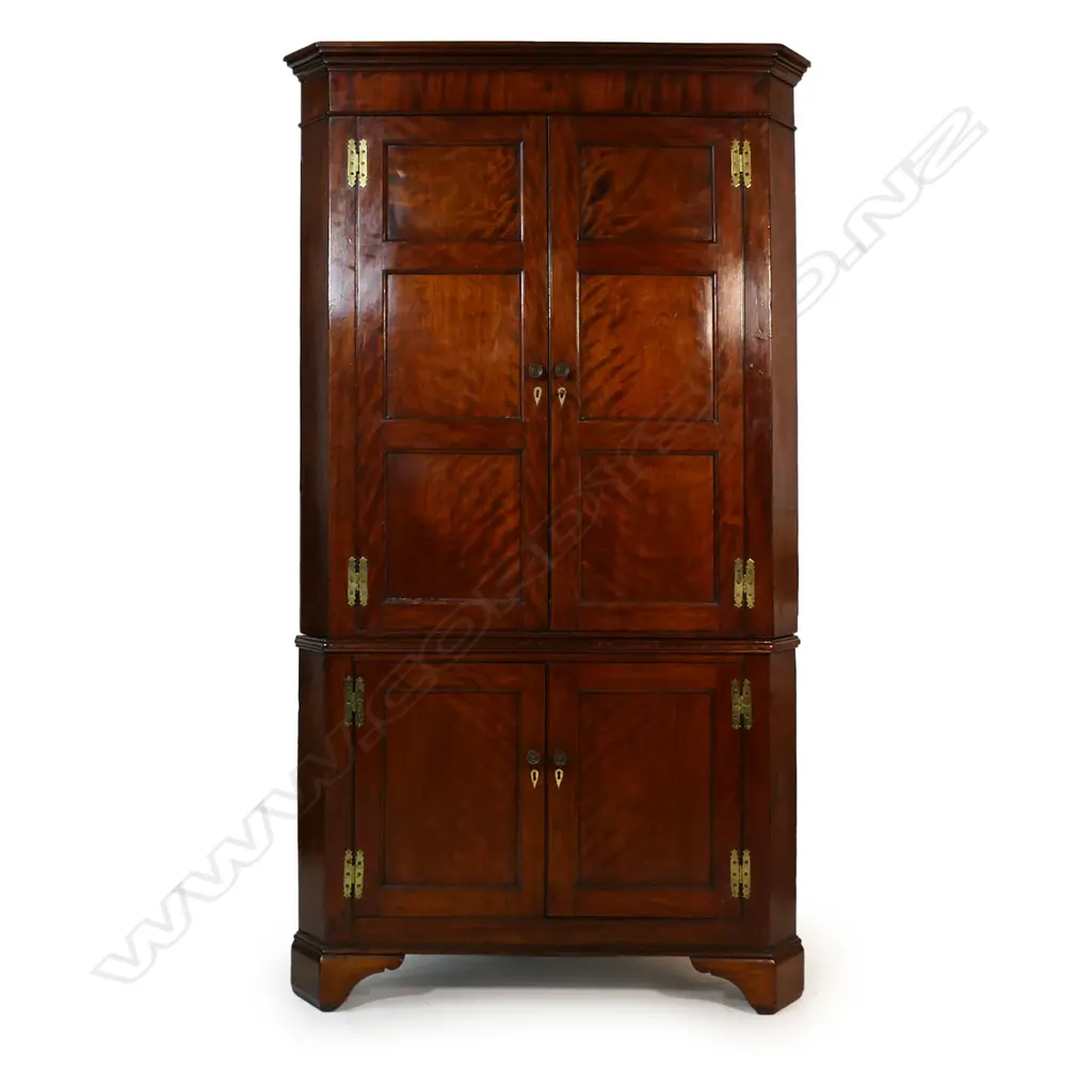 A George III mahogany two piece standing corner cupboard, Image 1++