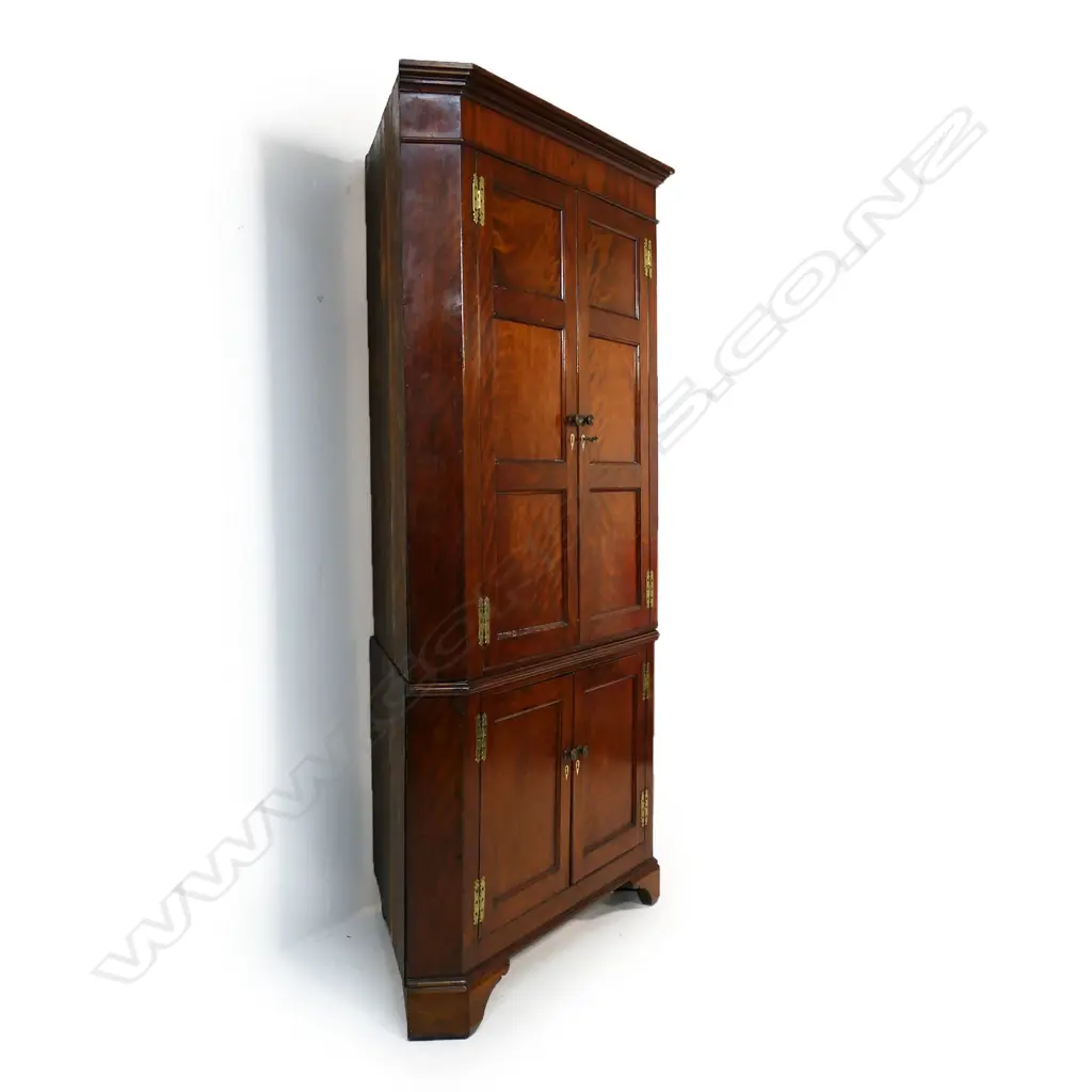 A George III mahogany two piece standing corner cupboard, Image 1++