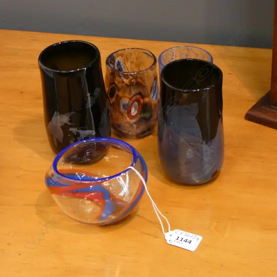 5 PCES ART GLASS; 4 TUMBLERS (2 GARRY NASH) + HOGLUND BOWL 100mm dia