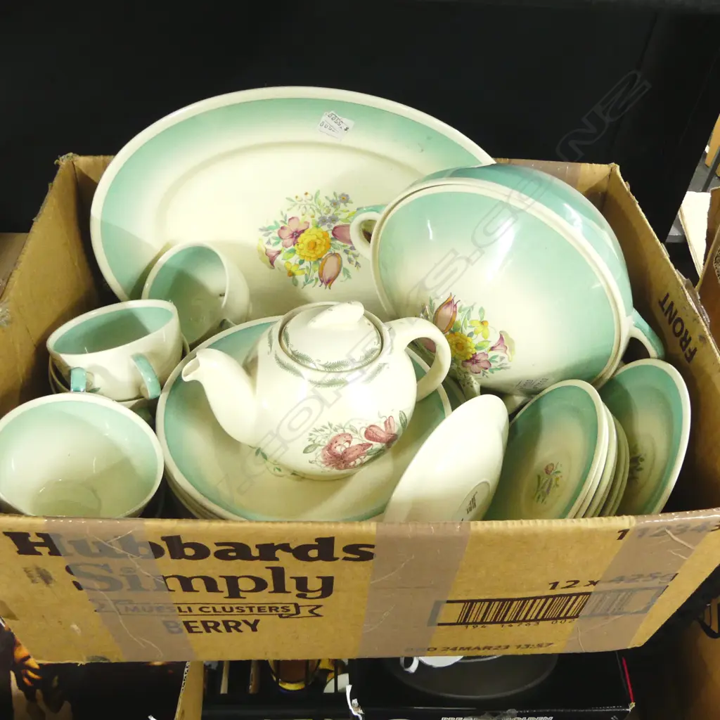 SUSIE COOPER PART DINNER SET Image 1++