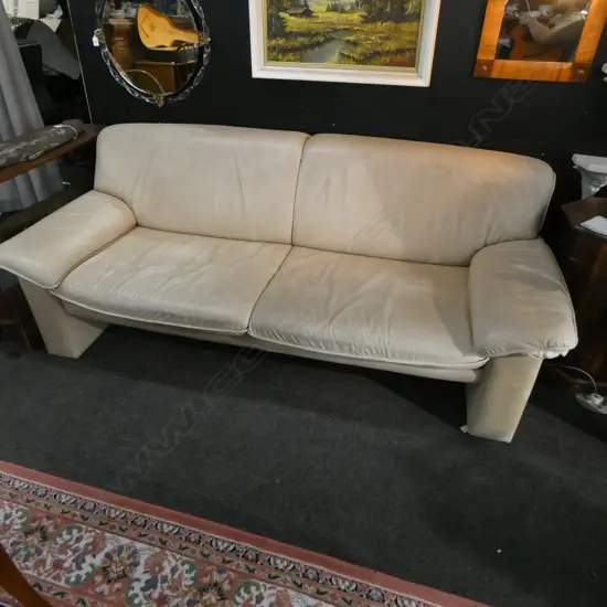 KNOLL LEATHER SOFA (FADED / TEAR UNDER ARM) 1900x900x700mm