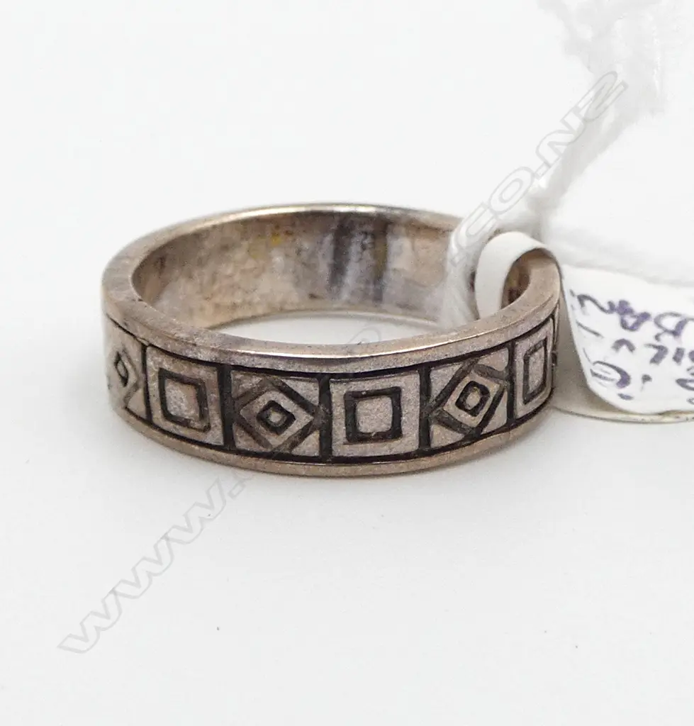 SILVER BAND RING with square patterns SIZE Q Image 1++