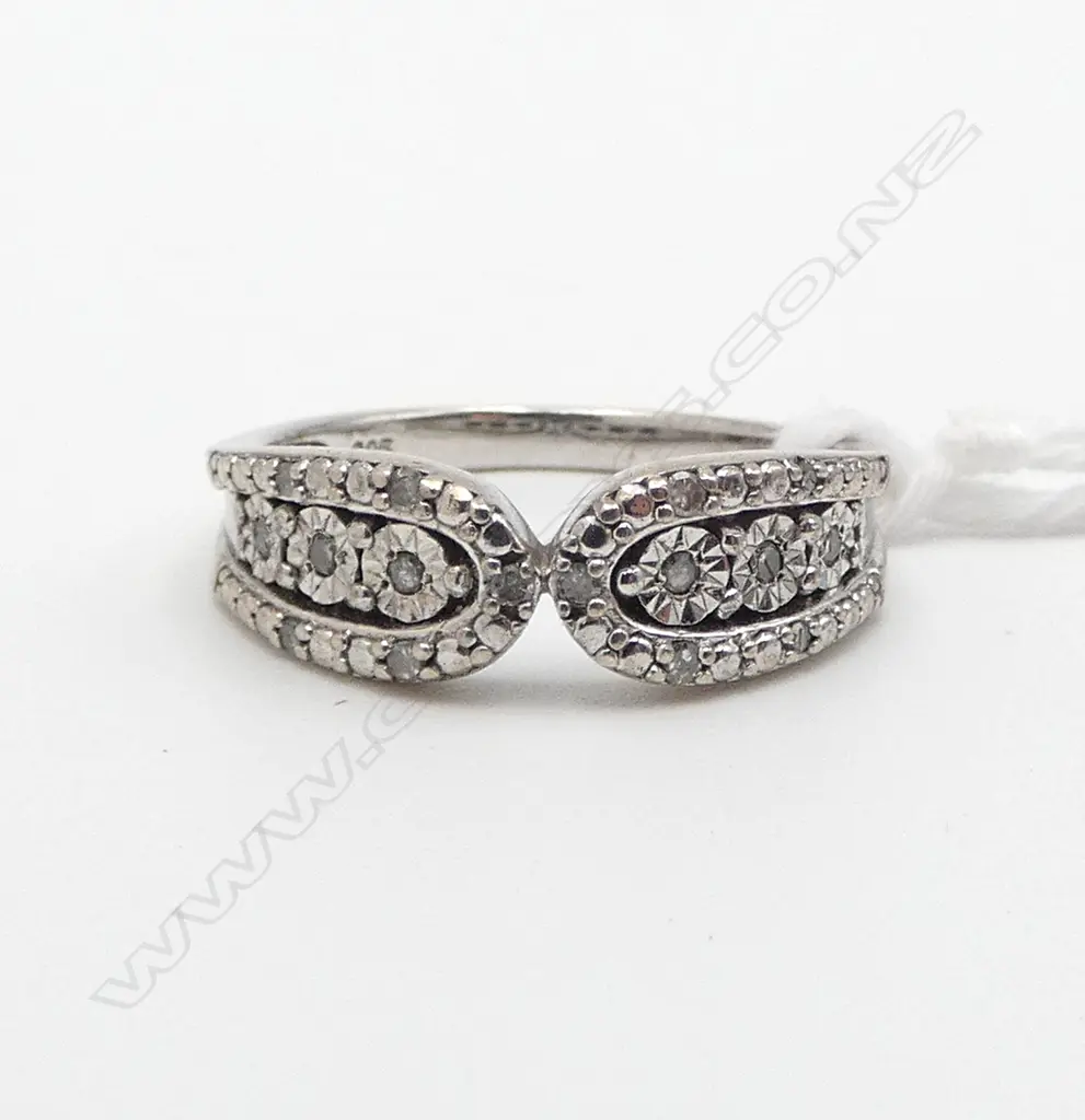 SILVER & SMALL DIAMOND DESIGNER RING SIZE M Image 1++