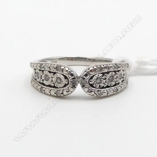 SILVER & SMALL DIAMOND DESIGNER RING SIZE M