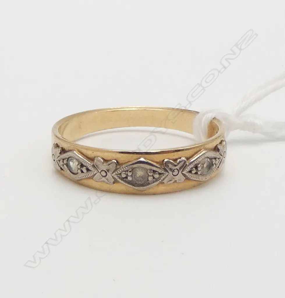 vintage 9ct GOLD & 3 WHITE SPINELS SET  INTO BAND RING 2.2gms SIZE O Image 1++