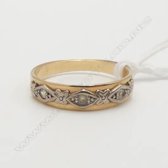 vintage 9ct GOLD & 3 WHITE SPINELS SET  INTO BAND RING 2.2gms SIZE O