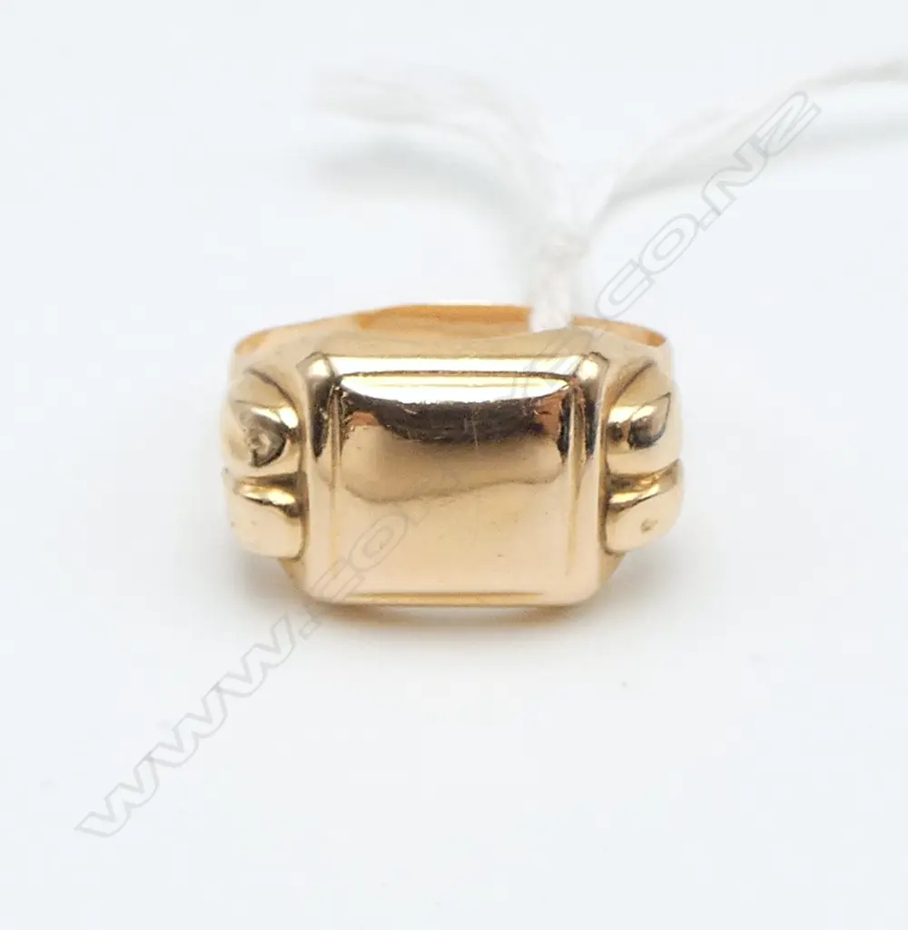 9CT GOLD SIGNET RING 4.46gms SIZE Q1/2 Image 1++