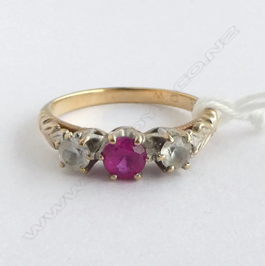 9ct GOLD SYN RUBY & WHITE SPINEL STONES IN VINTAGE RING 2.4gms SIZE M Image 1++
