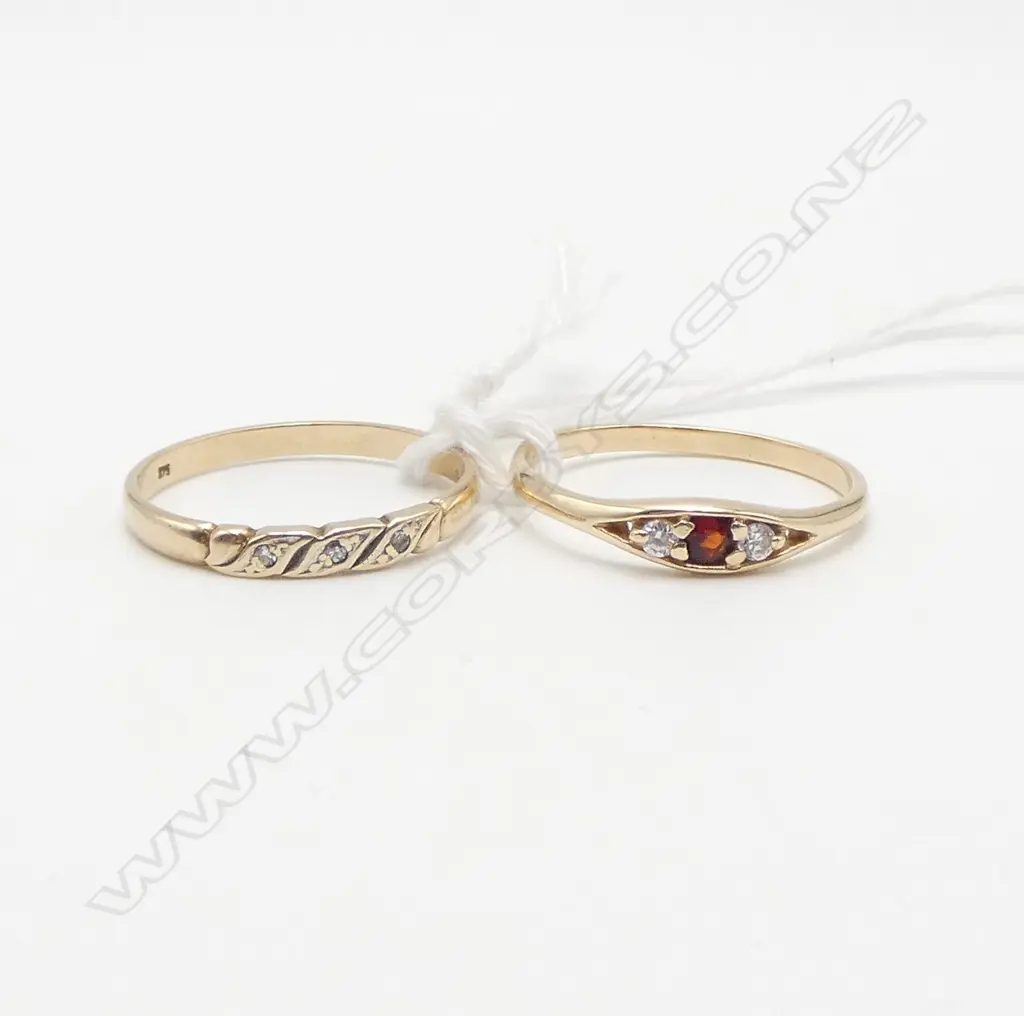 2 9CT Y/GOLD SMALL DIAMOND ETURNITY & (CZ RING one with a garnet) 2.89GM SIZE P Image 1++