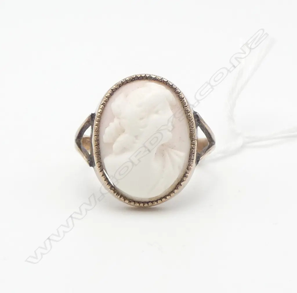9ct GOLD CAMEO RING 4.56gms Image 1++