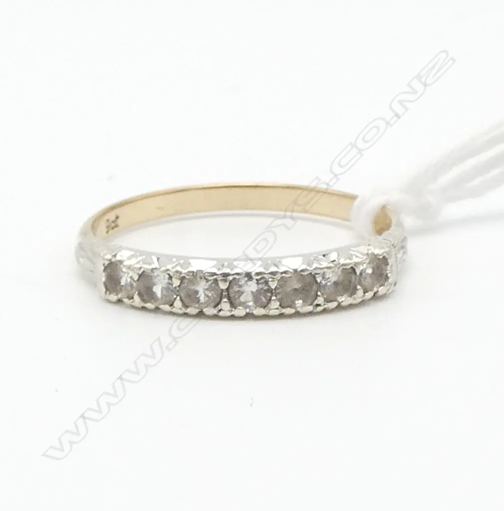 VINTAGE 9ct GOLD & 7  WHITE STONE  BAND RING 2gms SIZE Q Image 1++