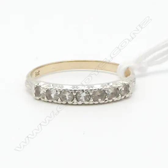 VINTAGE 9ct GOLD & 7  WHITE STONE  BAND RING 2gms SIZE Q