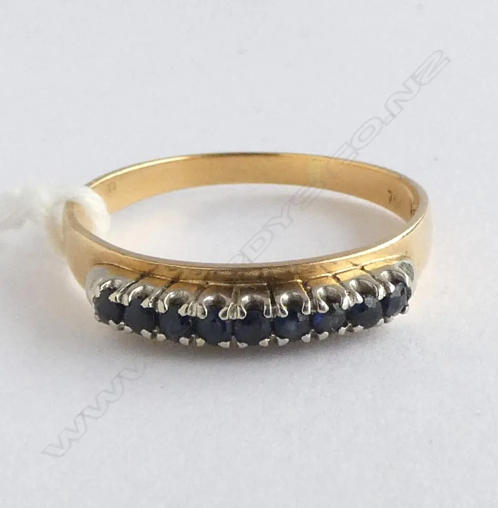 18ct YELLOW GOLD & 9 SAPPHIRE BAND RING 2.73gms SIZE R Image 1++