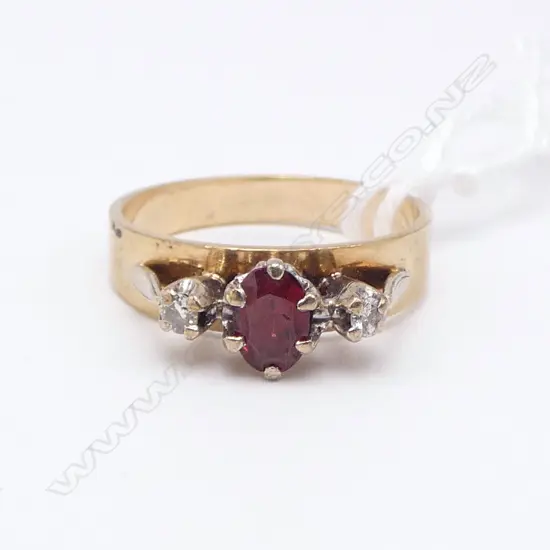 9CT GARNET & DIAMOND RING, 3.2gms SIZE N1/2