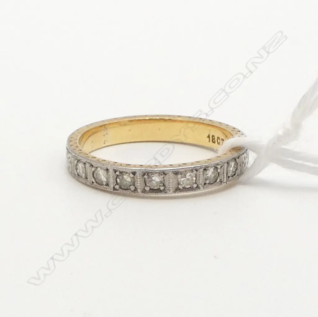 VINTAGE 18ct GOLD & 7 DIAMOND SET BAND RING 2.66gms SIZE K Image 1++