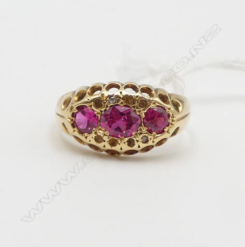 EDWARDIAN 18CT GOLD AND THREE SYN RED STONE RING  CHESTER 1909 2.85gms size M Image 1++