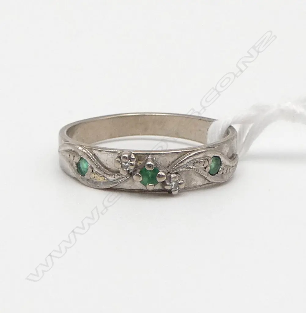 vintage 9ct GOLD & 3 EMERALD & 2 DIAMOND SET BAND RING 3gms SIZE L Image 1++