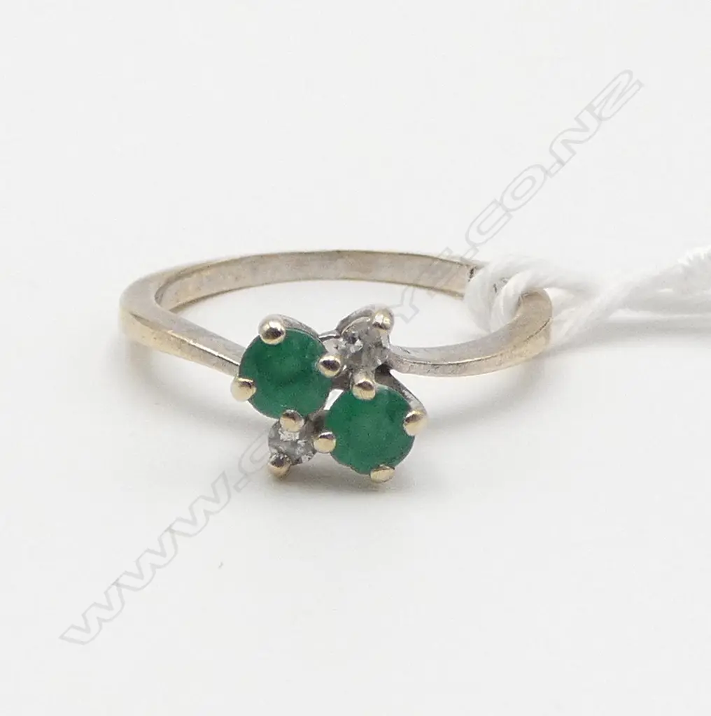 14CT GOLD EMERALD & DIAMOND RING 1.9gms SIZE K Image 1++