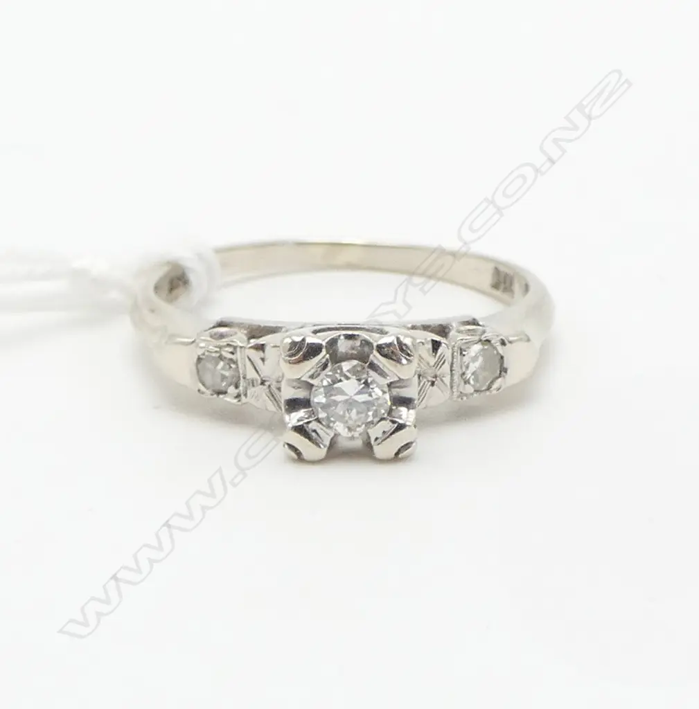 14ct 3 STONE DIAMOND VINTAGE RING 2gms SIZE K Image 1++