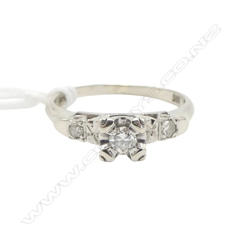 14ct 3 STONE DIAMOND VINTAGE RING 2gms SIZE K Image 1++