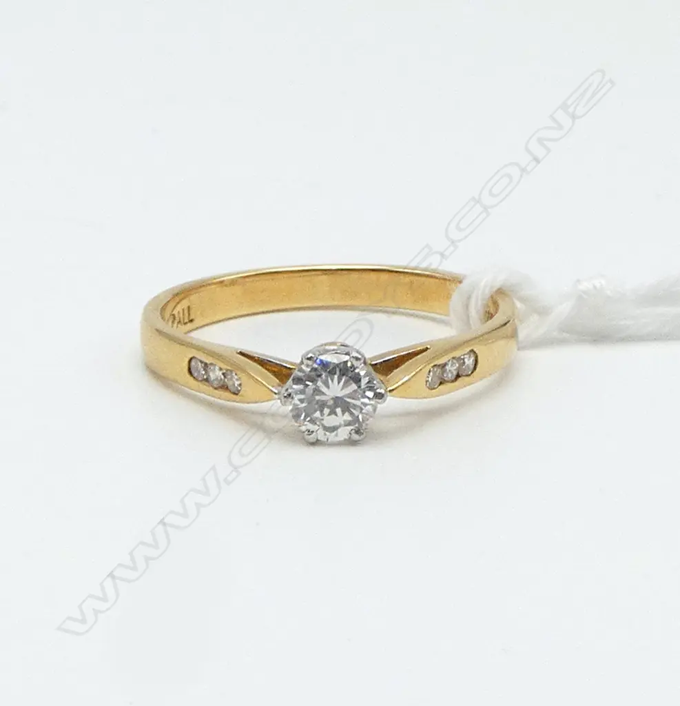 18CT PALLADIUM DIAMOND RING, 2.2gms (EST. diamond size 0.20cts) SIZE M Image 1++