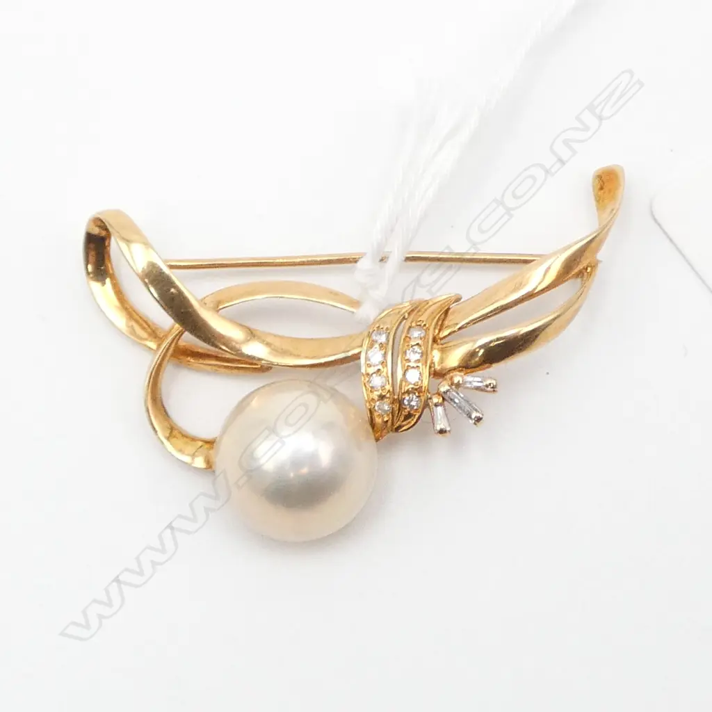 STYLISH 18CT GOLD LGE MABE PEARL & 11 DIAMOND SPRAY BROOCH 9.88gms Image 1++