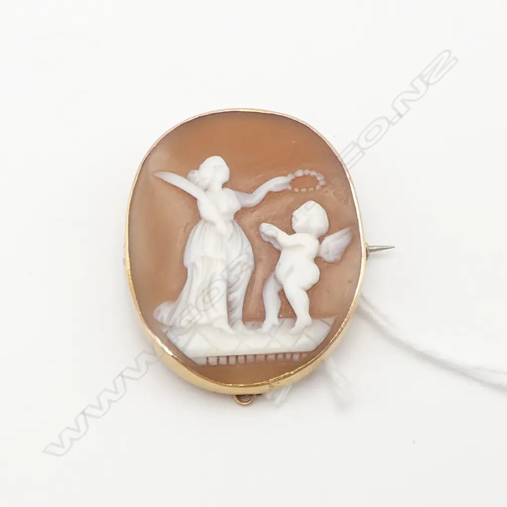 ANTIQUE 9ct GOLD framed CAMEO BROOCH 8gms Image 1++