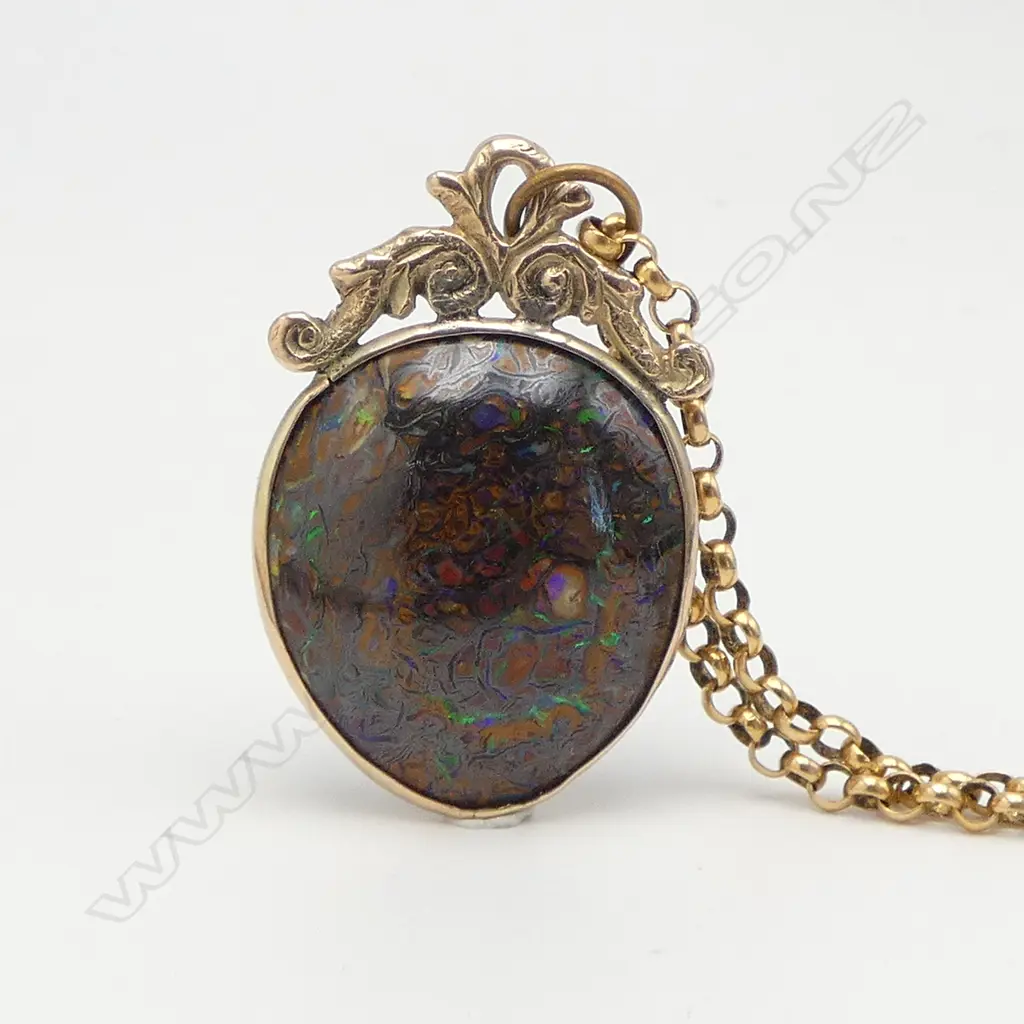 9ct GOLD framed OPAL PENDANT on plated chain Image 1++