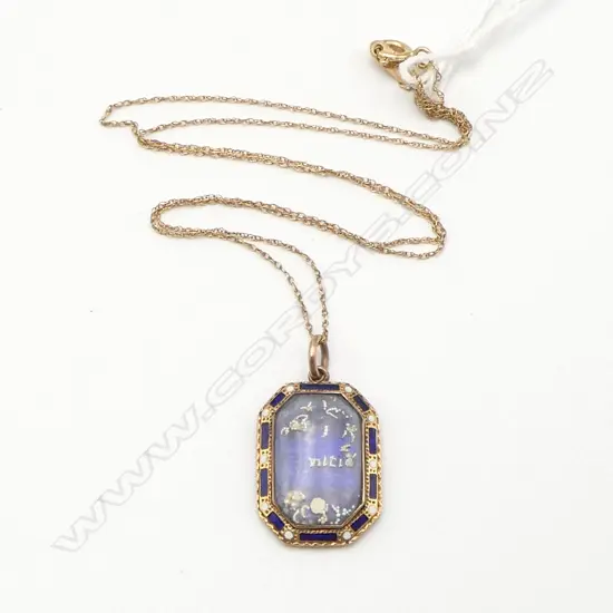 9ct GOLD VICTORIAN MOURNING BROOCH (FAULTS) ON 9ct CHAIN (0.38gms) 