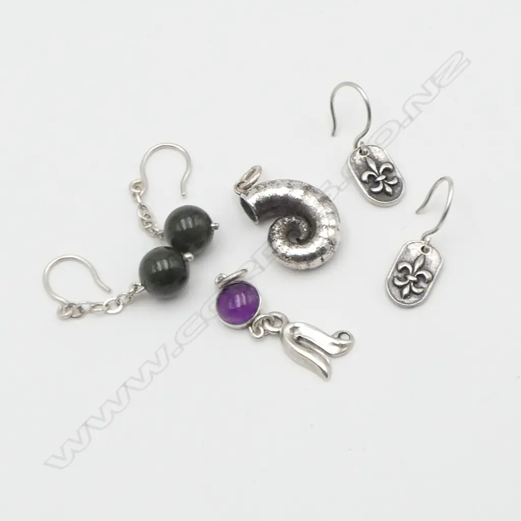 2 PRS STG EARRINGS (ONE GREENSTONE) + 2 STG SILVER PENDANTS  Image 1++