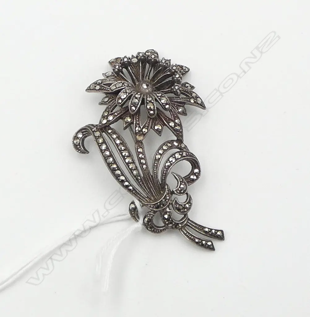 VINTAGE SILVER & MARCASITE SPRAY BROOCH Image 1++