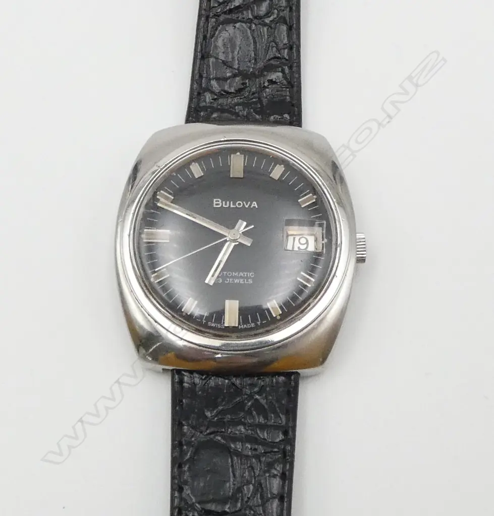 VINTAGE BULOVA AUTOMATIC 23 JEWEL GENT'S stainless steel WRISTWATCH w leather strap. c.1970. Working Image 1++