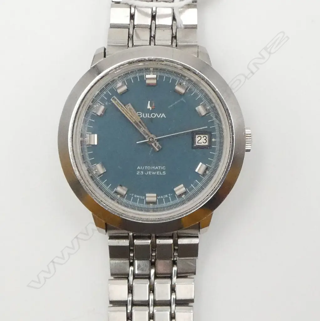 VINTAGE BULOVA AUTOMATIC 23 jewels GENT'S stainless WRISTWATCH w stainless strap. c.1980. Working Image 1++