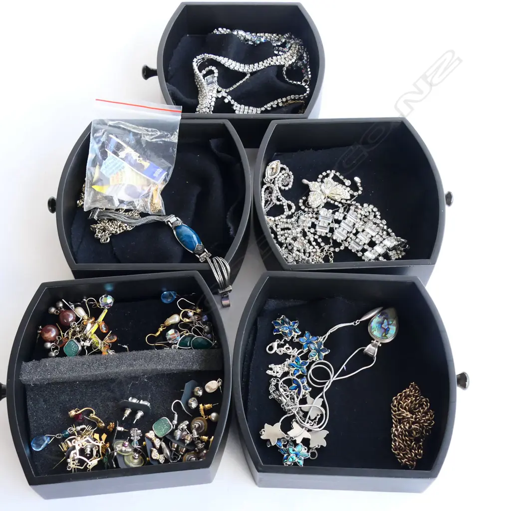 MODERN LACQUER JEWELLERY BOX H.250mm with ASST. COSTUME JEWELLERY Image 1++