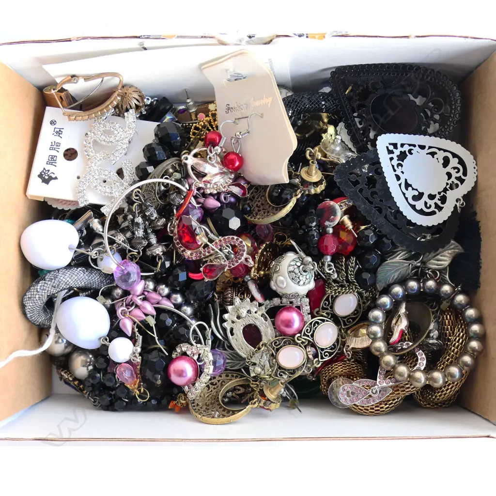 COLLECTION COSTUME EARRINGS Image 1++