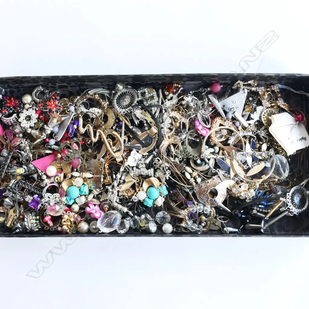 COLLECTION COSTUME EARRINGS Image 1++