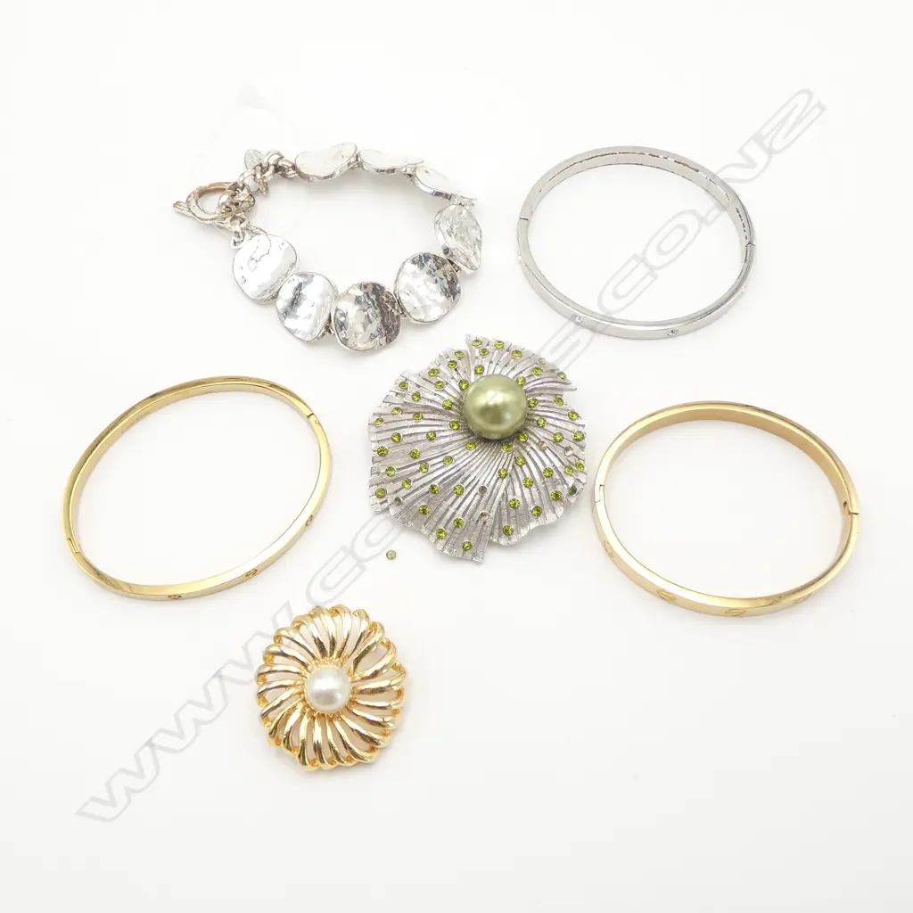 4 COSTUME JEWELLERY BANGLES & 2 BROOCHES Image 1++