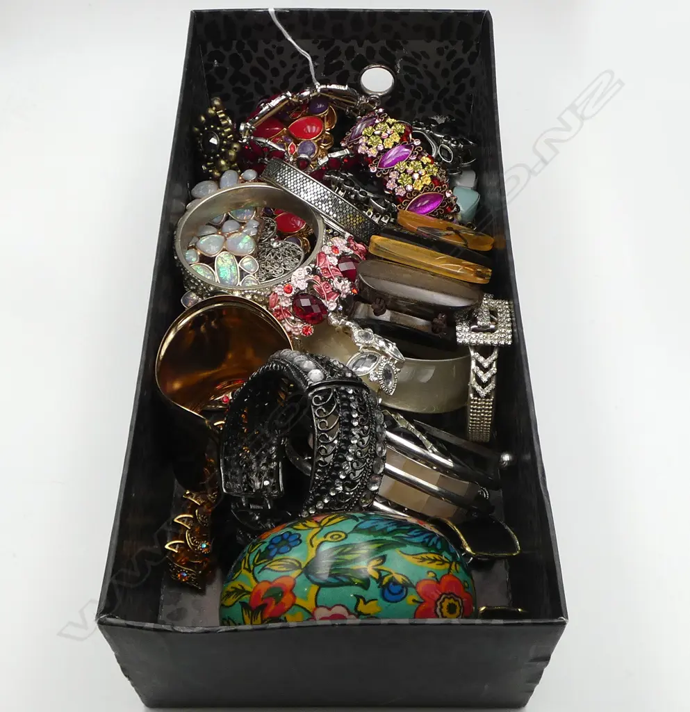 ASST. COSTUME BRACELETS Image 1++