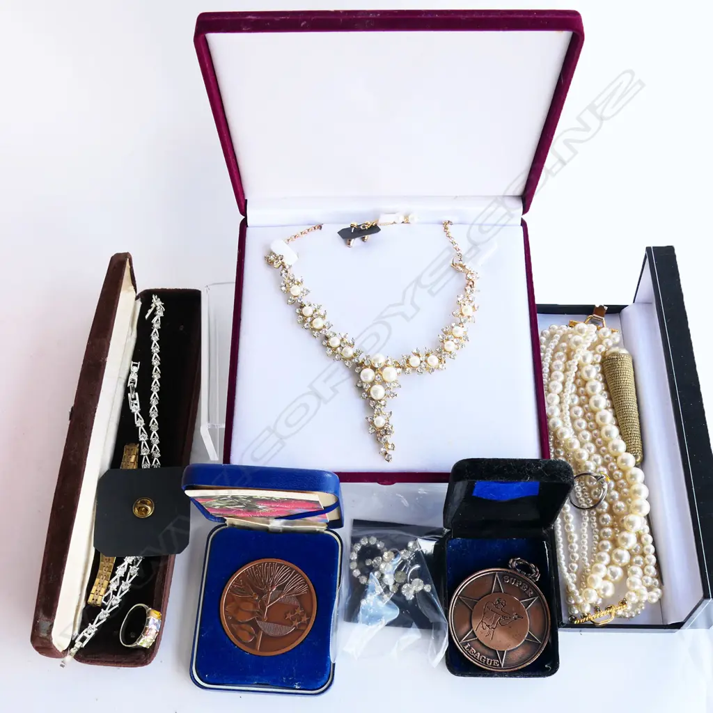ASST. COSTUME JEWELLERY INCLUDING WATCHES, N.Z. COM. GAMES 1990 COIN etc Image 1++