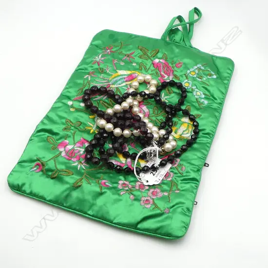 VINTAGE BAKELITE, KAGI JET  FASHION BEADS & FAUX PEARL NECKLACES IN JEWELLERY POUCH