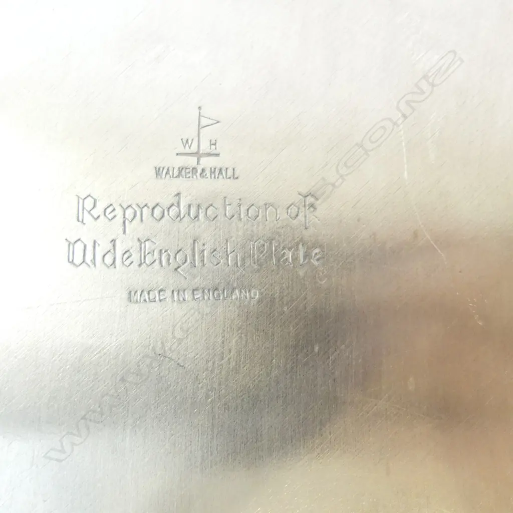 ANTIQUE SILVER PLATED FOOD DOME EDINBURGH + WALKER & HALL ‘OLDE ENGLISH’ TRAY, L.305MM, D.305MM  Image 1++