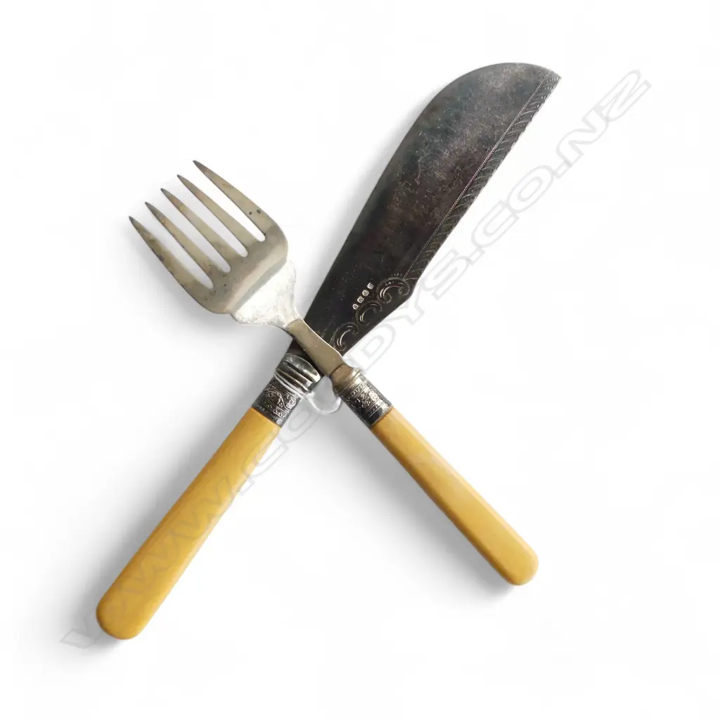 IVORINE 'BONE' HANDLED FISH SERVERS Image 1++