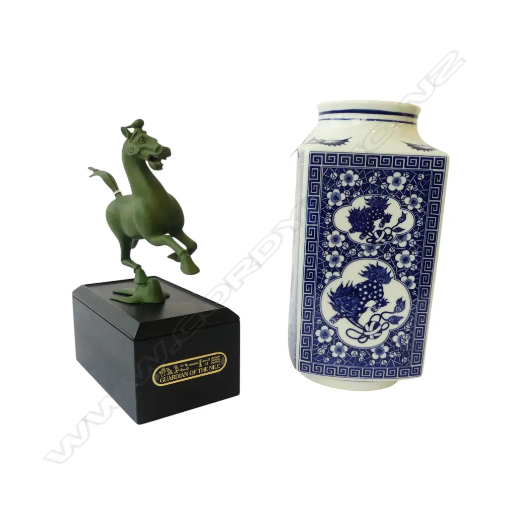 B/W VASE H320mm+ BRONZE REPLICA OF FLYING HORSE OF GANSU Image 1++