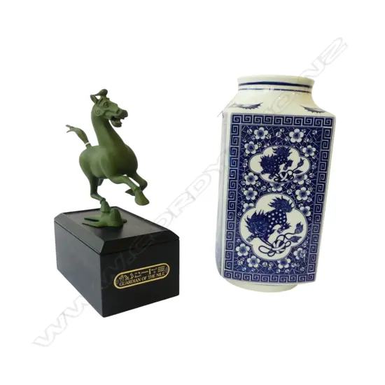 B/W VASE H320mm+ BRONZE REPLICA OF FLYING HORSE OF GANSU