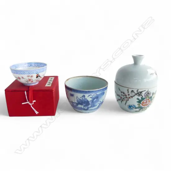 3 ORIENTAL CERAMICS; LIDDED CONTAINER H.130mm, BOWL (AF), EGGSHELL PORCELAIN BOWL (BOXED)