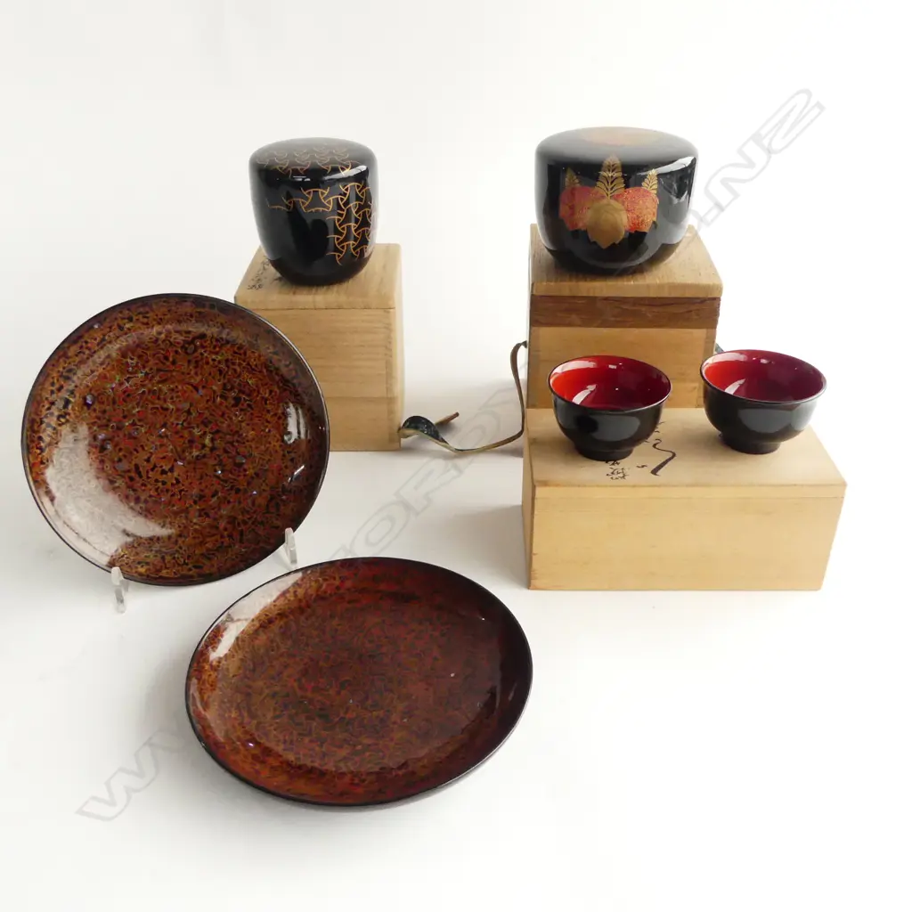 5 PCES ORIENTAL LACQUER WARE (3 BOXES + 2 PLATES 135mm dia) Image 1++