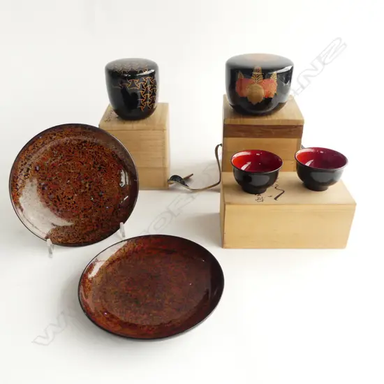 5 PCES ORIENTAL LACQUER WARE (3 BOXES + 2 PLATES 135mm dia)